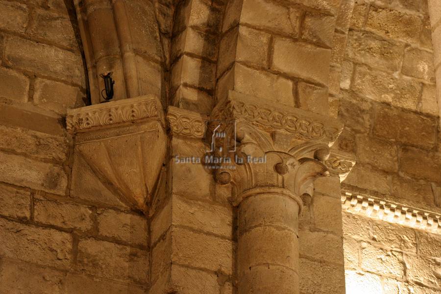 Detalle de un capitel y ménsula del interior