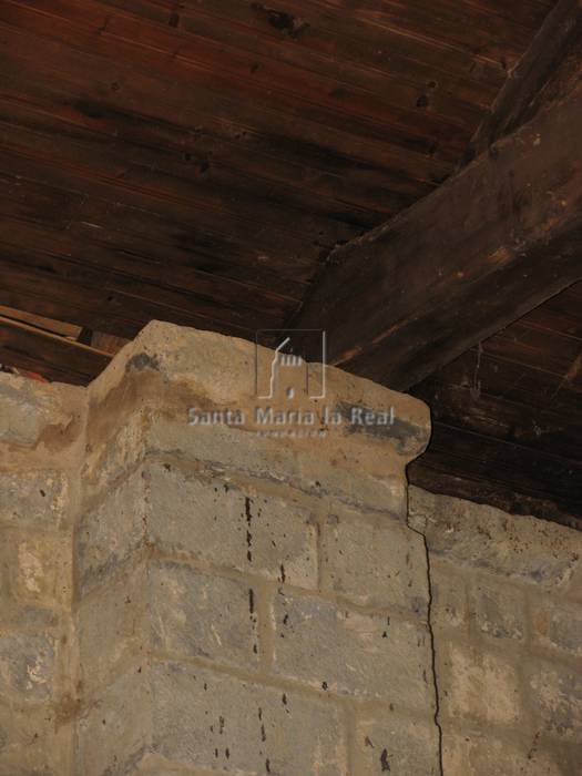 Detalle de una pilastra cuadrangular en el interior de la nave