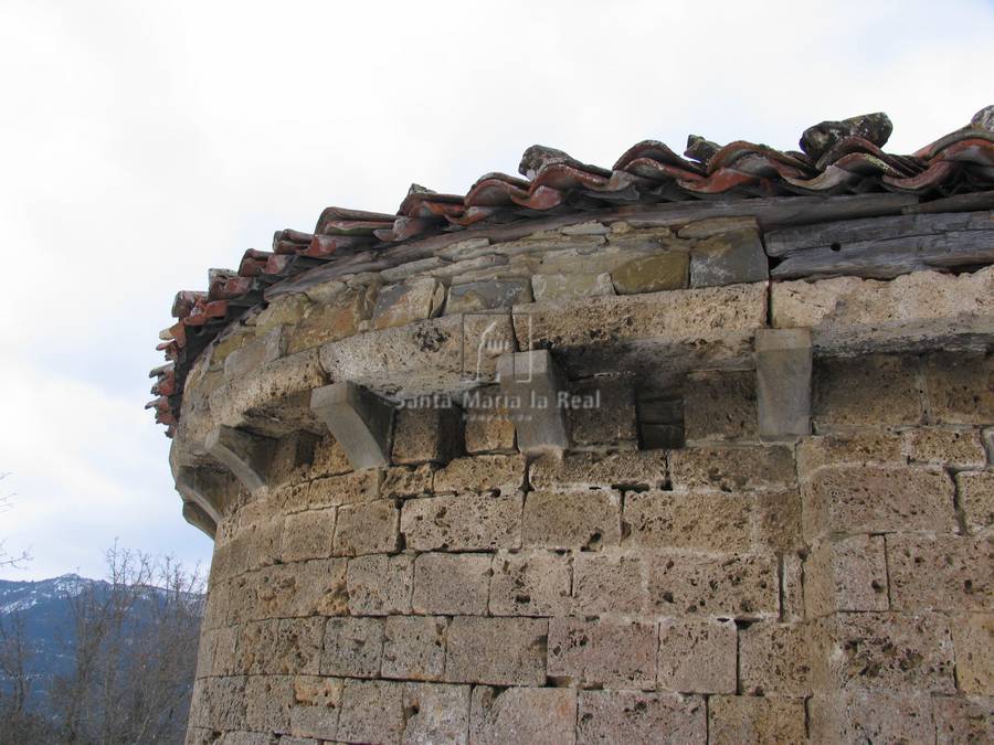 Detalle de la cornisa del ábside