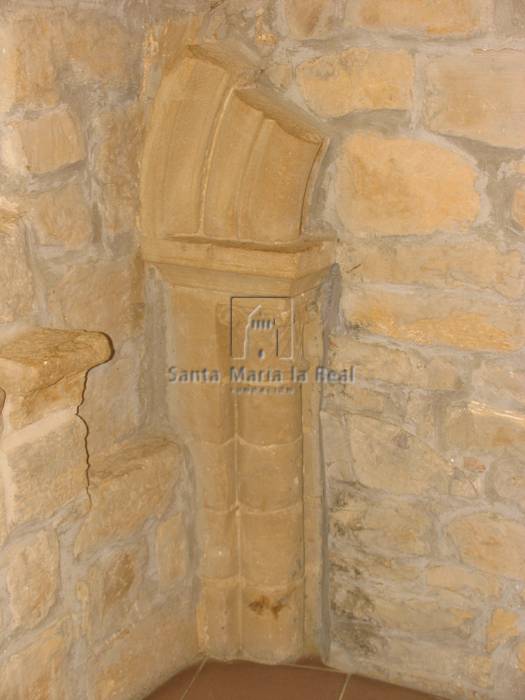 Detalle de la primitiva ventana románica en la antigua casa parroquial