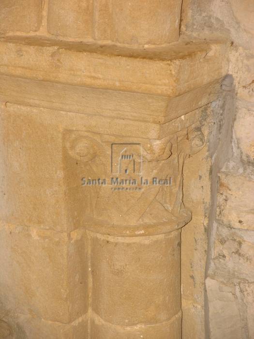 Detalle de la primitiva ventana románica en la antigua casa parroquial