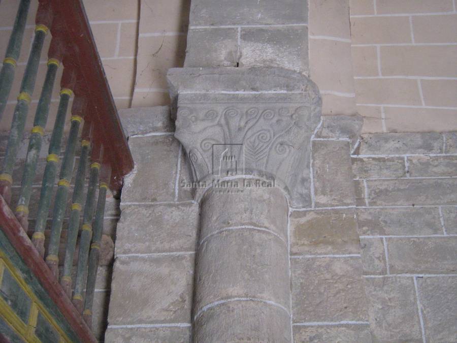 Detalle de una semicolumna en el interior de la iglesia