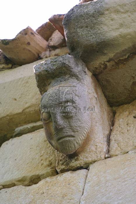 Relieve de la metopa entre canecillos del tejaroz de la portada