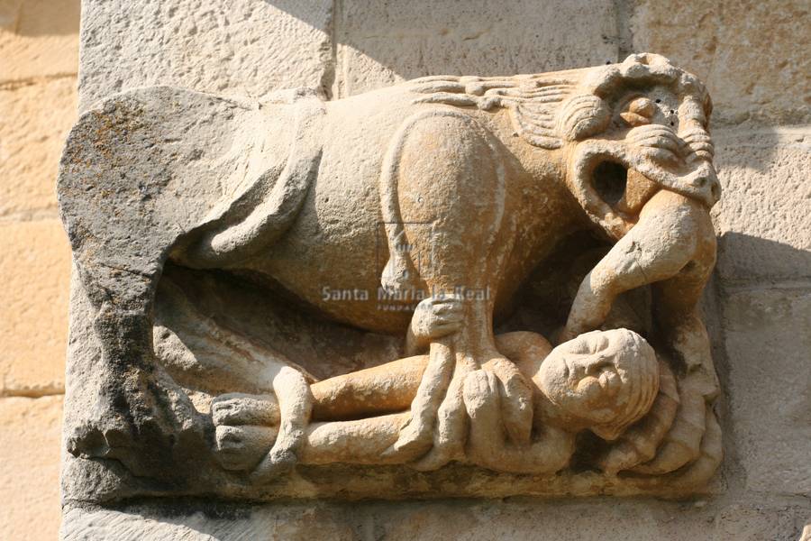 Canecillo de un pez con dos cuerpos y una cabeza en el alero del muro sur