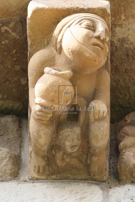 Detalle de capitel de la columna de la portada