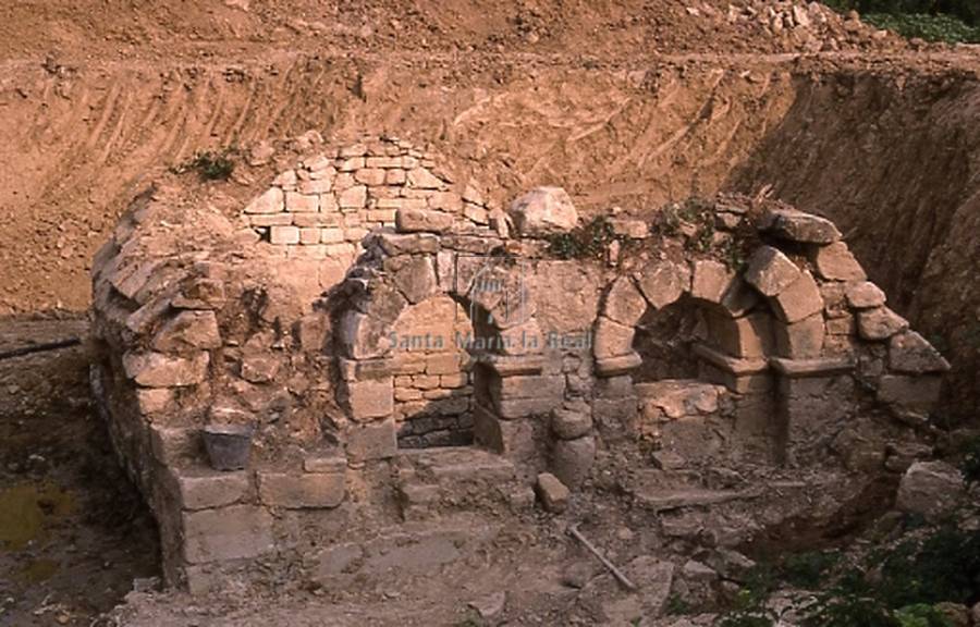 La fuente antes de su restauración