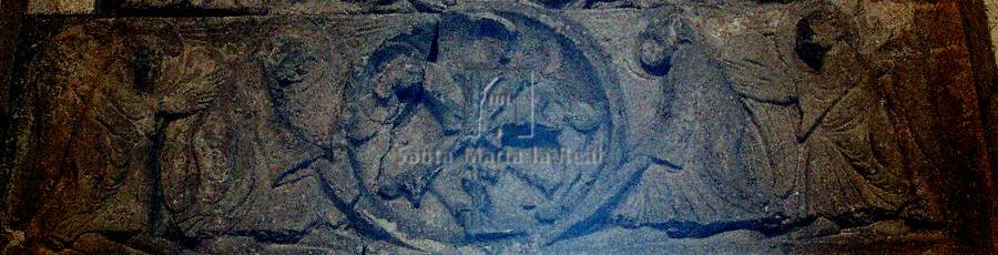 Detalle del tímpano y dintel conservados en la Colección The Cloisters del Museo Metropolitano de Nueva York