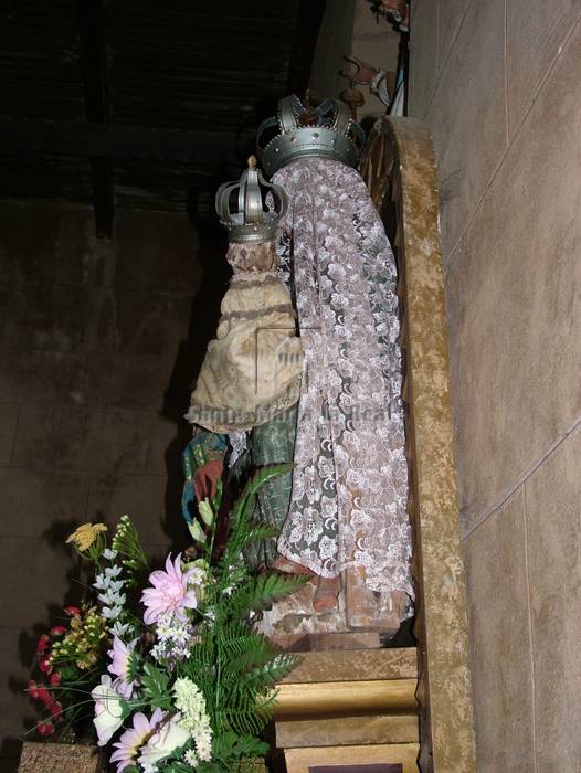 Vista general lateral izquierdo de la Virgen románica