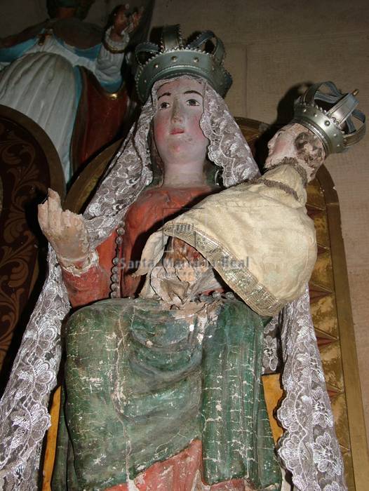 Detalles de frente de la Virgen románica