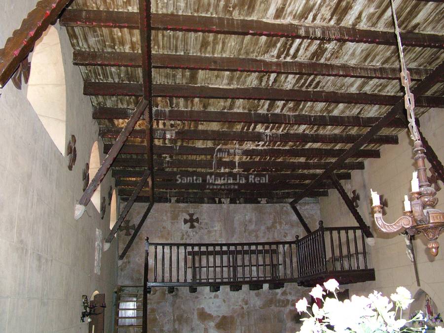 Vista interior del techo de la iglesia y del coro