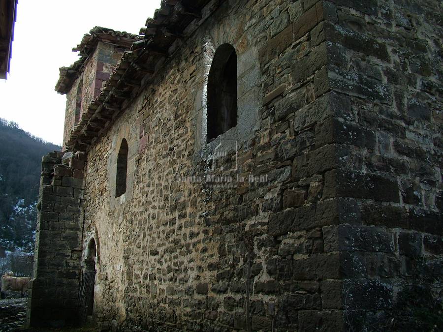 Detalle del contrafuerte y torre en el muro suroeste