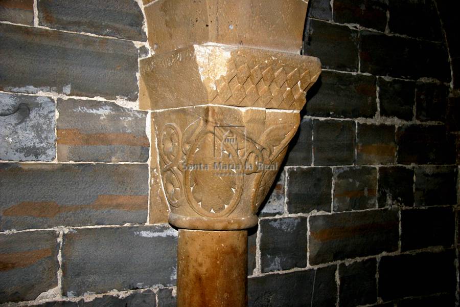 Capitel de la arquería del interior