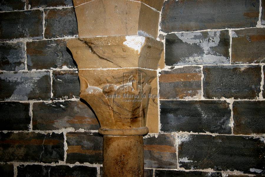 Capitel de la arquería del interior