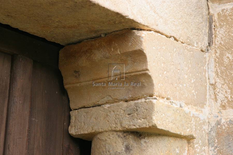 Detalle del montante semicilíndrido de la columna derecha de la portada sur