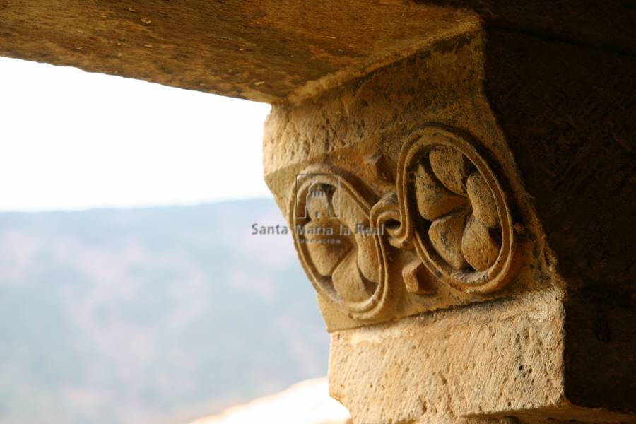 Detalle del montante semicilíndrido de la columna izquierda de la portada sur