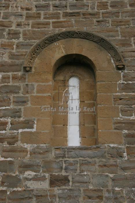 Detalle exterior de la ventana del muro sur