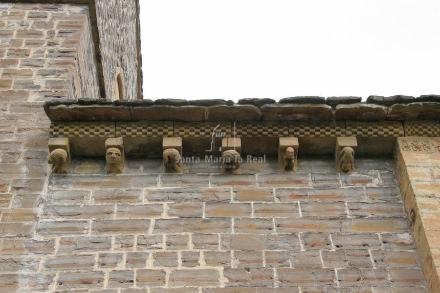 Detalle de los canecillos del lado sur del anteábside