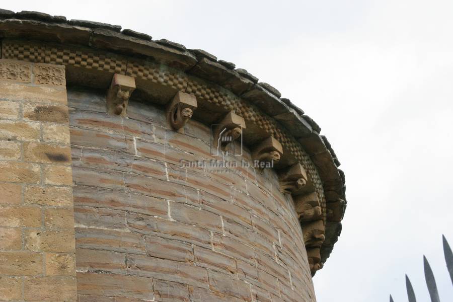 Detalle de los canecillos del lado sudeste del ábside