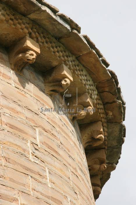 Detalle de los canecillos del lado este del ábside