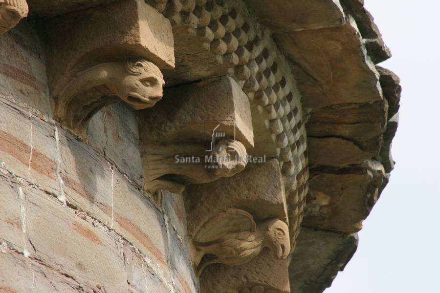 Detalle de los canecillos del lado este del ábside