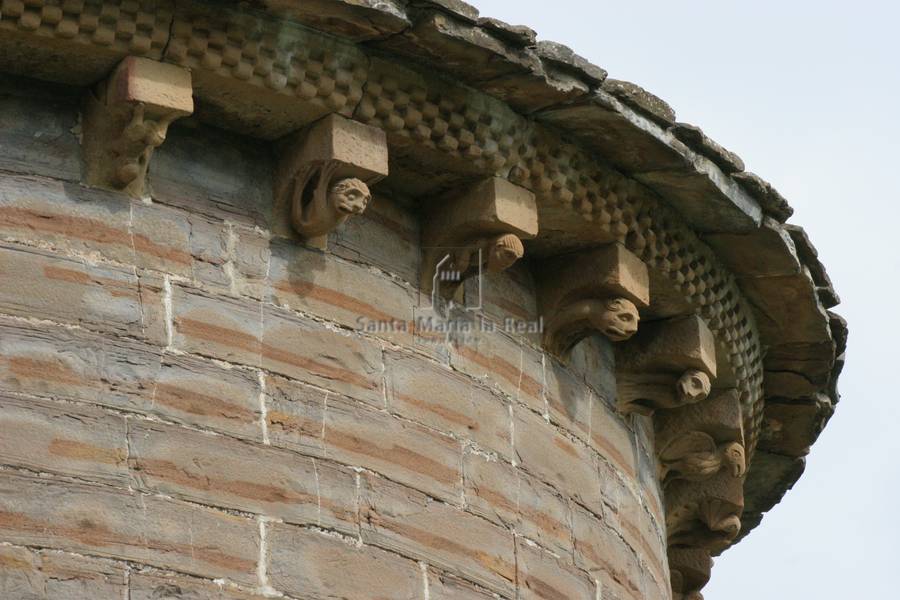 Detalle de los canecillos del lado este del ábside