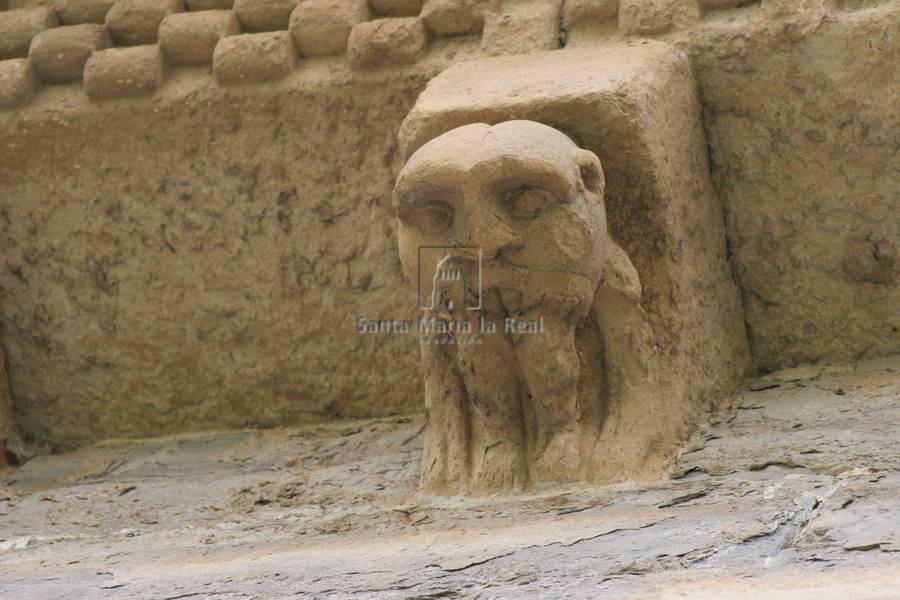 Cuarto canecillo del anteábside por el lado norte. Cabezota de monstruo antropófago