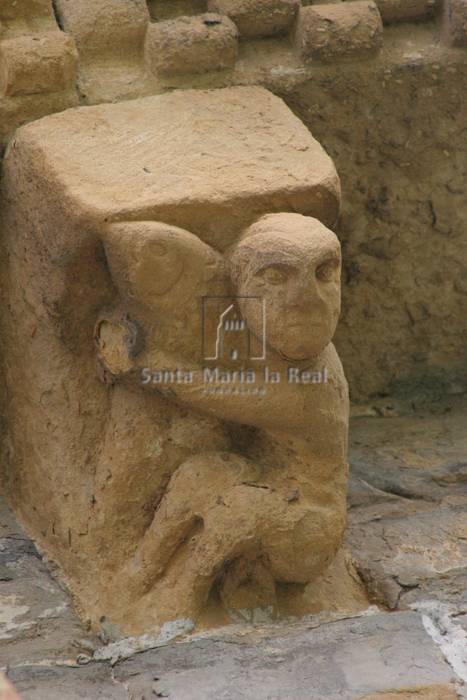 Sesto canecillo del anteábside por el lado norte. Hombre agarrando un pez