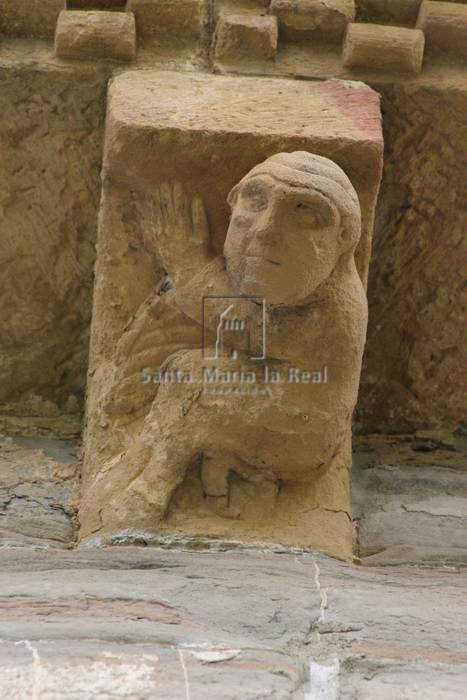 Canecillo del ábside. Figura humana en oración