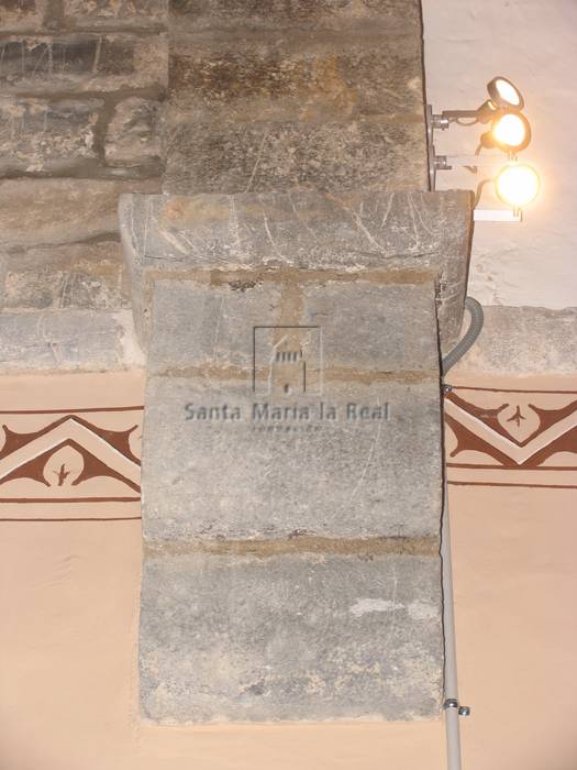 Detalle de la ménsula del lado izquierdo de la iglesia