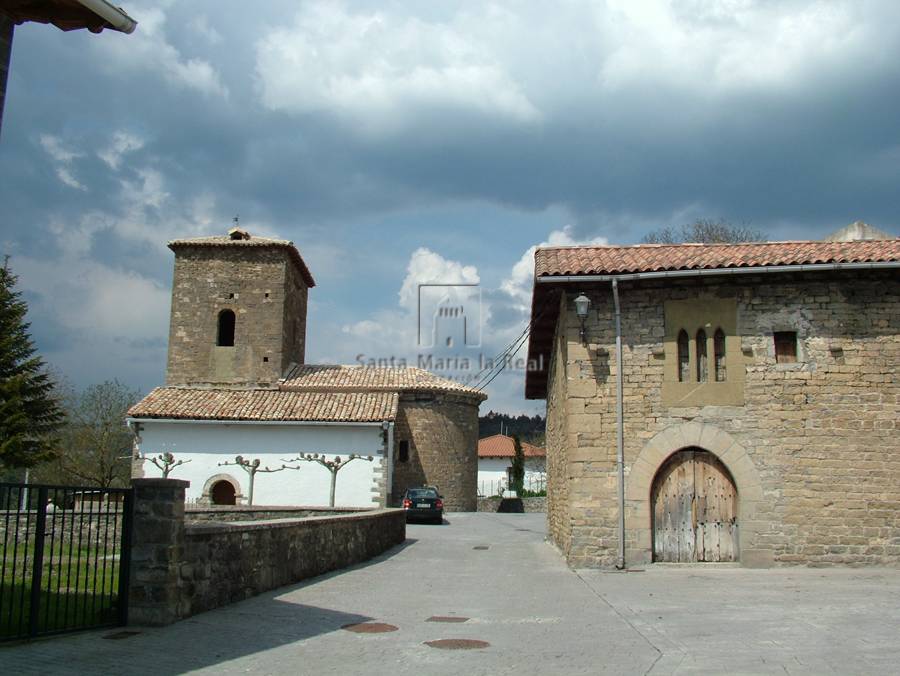 Vista general de la iglesia desde el sur