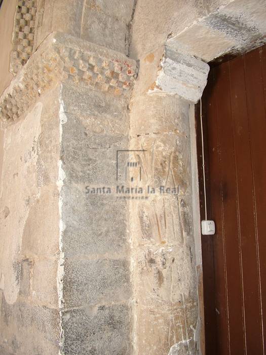 Detalle de la jamba izquierda de la portada sur