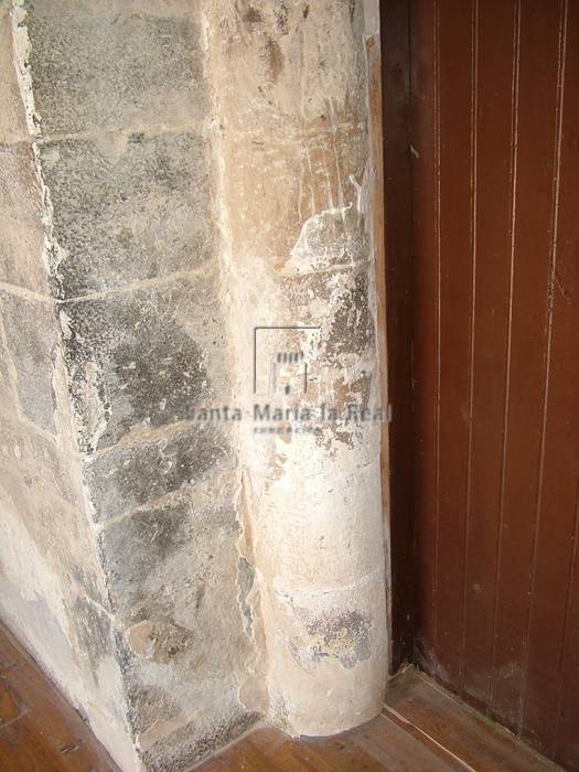 Detalle de la jamba izquierda de la portada sur Detalle de la jamba izquierda de la portada sur