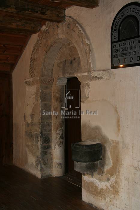 Portada sur desde el interior del pórtico