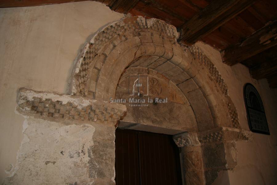 Detalle de la portada sur desde el interior del pórtico
