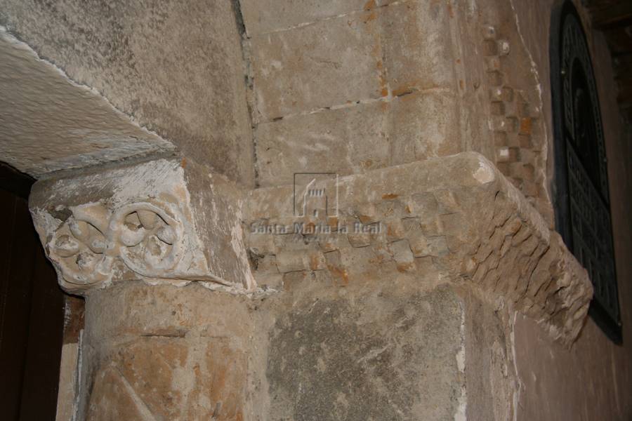 Detalle de la imposta izquierda de portada sur desde el interior del pórtico