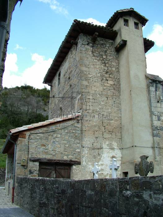 Vista general del ángulo sudoccidental de la torre y del pórtico