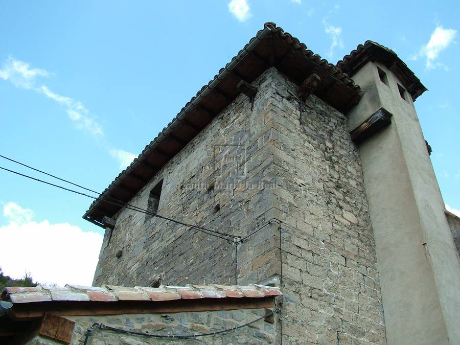 Detalle del ángulo sudoccidental de la torre y el pórtico