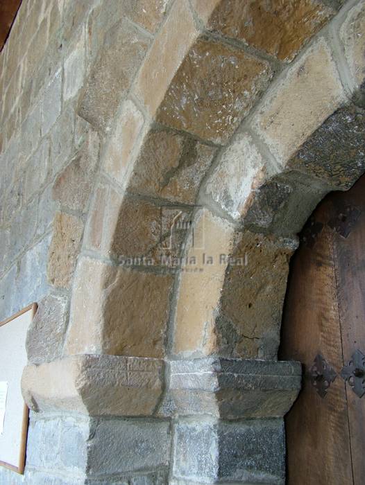 Detalle izquierdo de la arquivolta de la portada sur