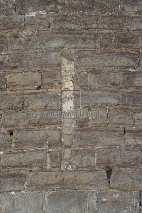 Detalle de la ventana axial cegada del ábside
