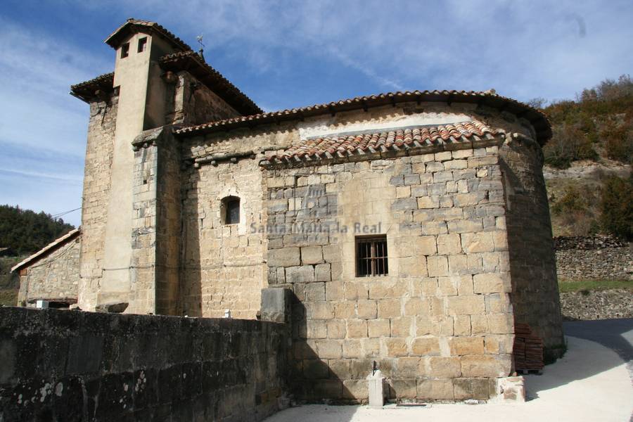 Vista exterior de la fachada sur y del cementerio anejo