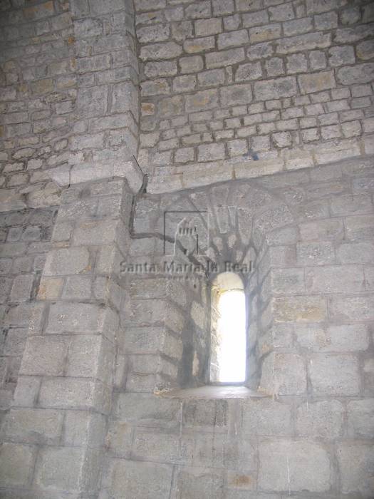 Detalle interior de la ventana del muro sur