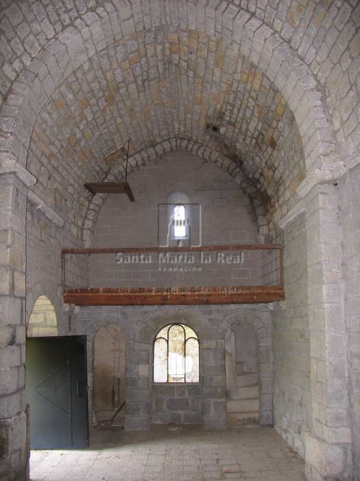 Vista interior del coro desde la cabecera