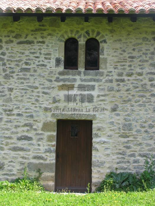 Detalle exterior de la puerta y ventanas del edificio anejo