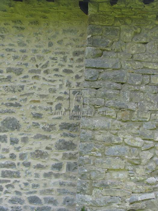 Detalle exterior del muro de la ermita