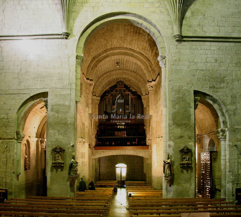 Interior de la nave central  hacia los pies