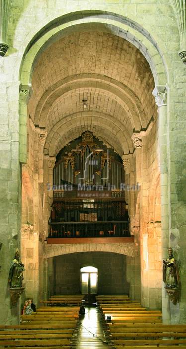 Interior de la nave central hacia los pies