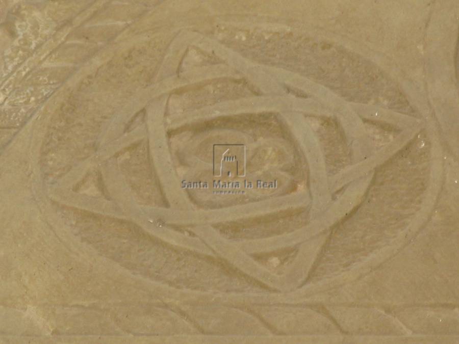 Detalle de relieve del timpano