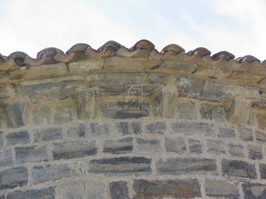 Detalle de la cornisa del ábside