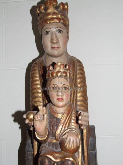 Detalle de la talla de una Virgen con el Niño