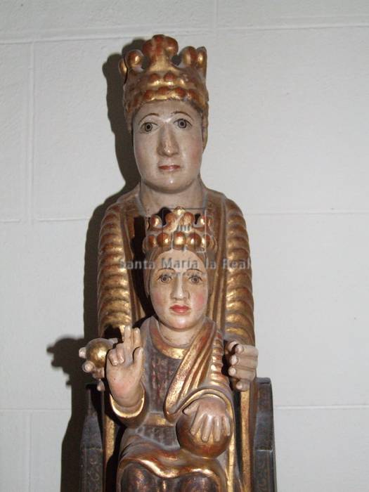 Detalle de la talla de una Virgen con el Niño